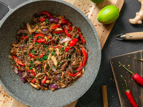 Soba makaronai su vištiena ir shiitake grybais