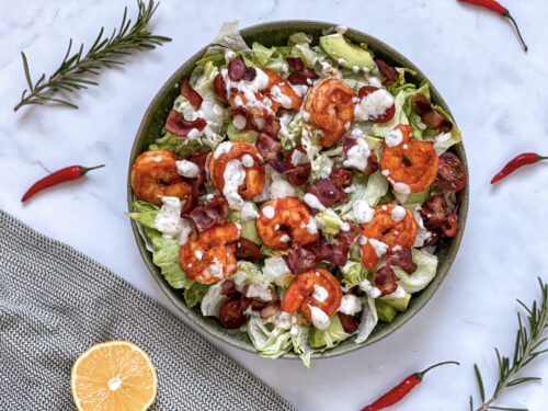 Salotos su aštriomis krevetėmis ir šonine (keto)